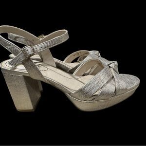 Life Stride Lucky Platform Heel. Light Metallic Gold Color. Size 6